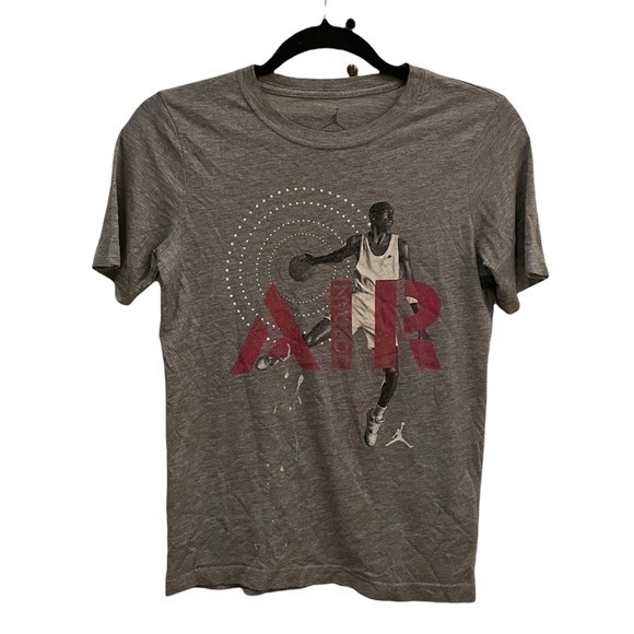 Jordan Air Grey Short Sleeve Boy Large 
Condition 7/10 (small white paint) - Picture 1 of 6